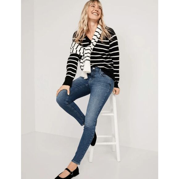 Old Navy Women's Mid-Rise Rockstar Super-Skinny Jeans Gazania Wash size 10 - Picture 1 of 10